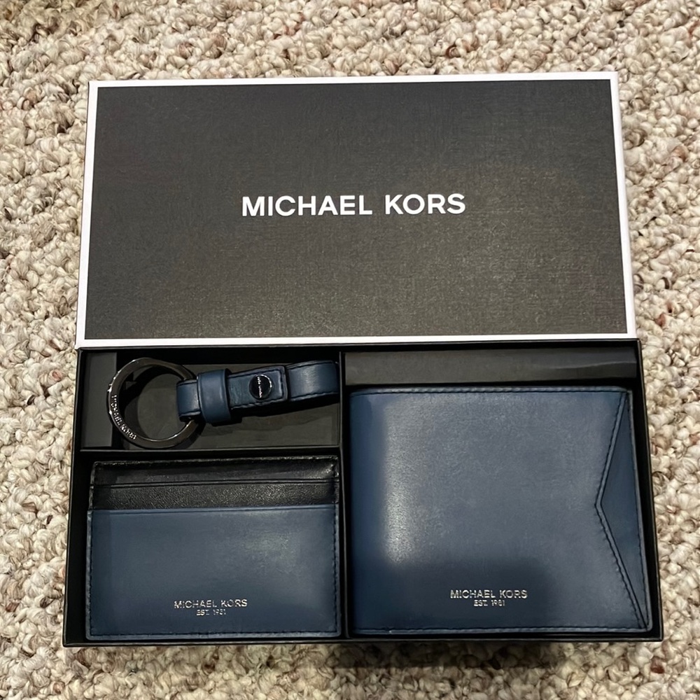 MICHAEL KORS 
Two-Tone Leather Billfold Wallet and Card Case Set
36U9LGFF4O